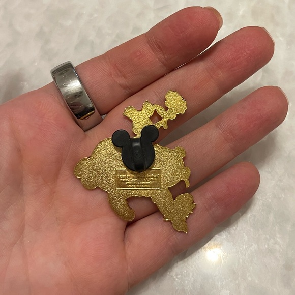 Winnie the Pooh and Piglet Disney Trading Pin - Picture 3 of 3